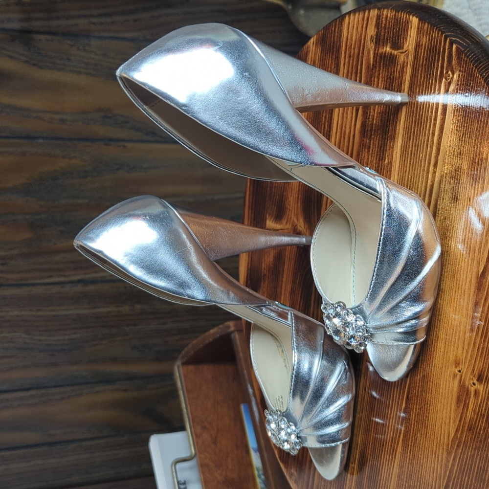 Silver Heels - Picture 11 of 11